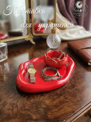 Подставки для декора и для украшений, в красном цвете с золотой коймой, разные модели — фото 3