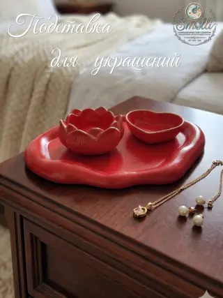 Подставки для декора и для украшений, в красном цвете с золотой коймой, разные модели — фото 2