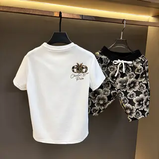 Qisqa yengli oq futbolka va bogʻichli shortik toʻplami